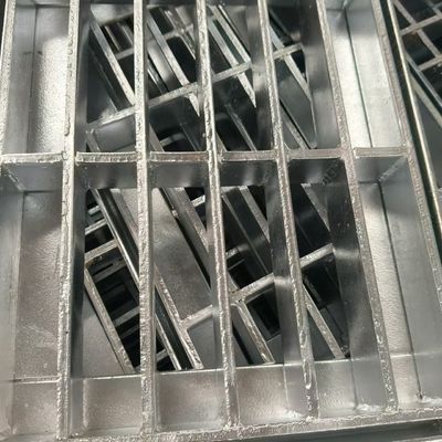 برش لیزری از فولاد متضاد در حال پیچیدن به اشکال مختلف برای استفاده در انبار