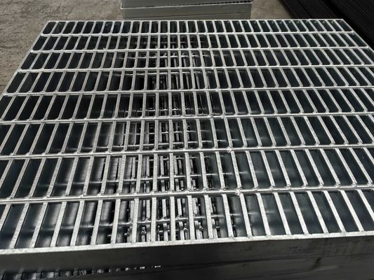 نقره مدرن 3mm Cross Bar Pitch صنعتی فولاد جوش شده گرگ گرم گالوانیزه سطح صاف