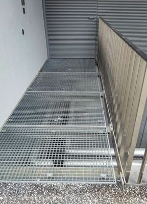 Q345 درجه ضد لغزش تخت استیل ریتینگ پلی فرم برای راه حل کف پایدار امن