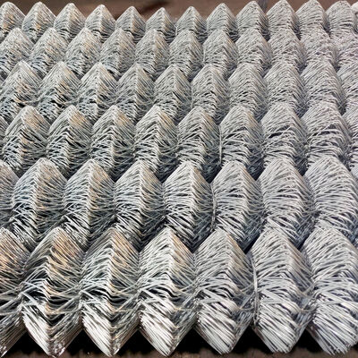 حصار زنجیره ای با شبکه فلزی مقاوم با سوراخ های توزیع شده به طور مساوی که باعث فشرده سازی و عملکرد کشش عالی می شود